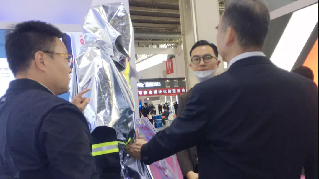 誠格總經理為陳偉明會長介紹超輕隔熱斗篷.png
